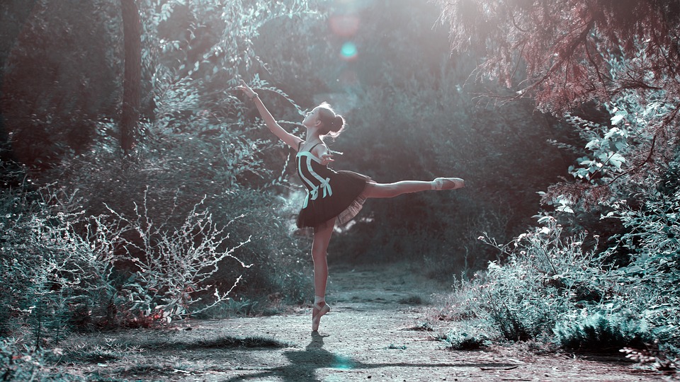 girl dancing in the park