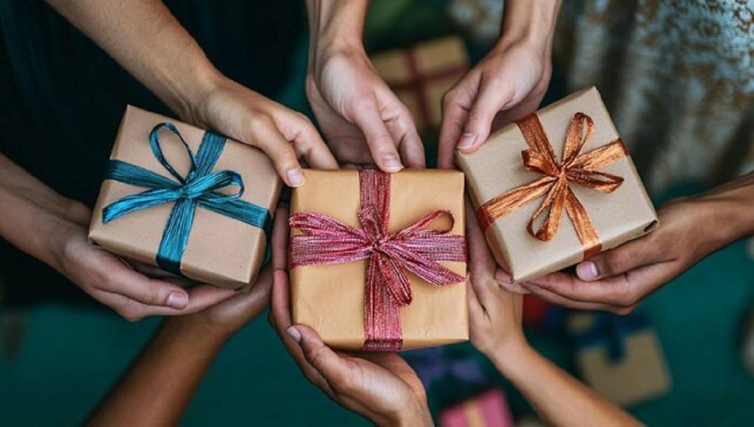 Helping Hands: Top 5 Gifts to Celebrate Your Friend’s New Home