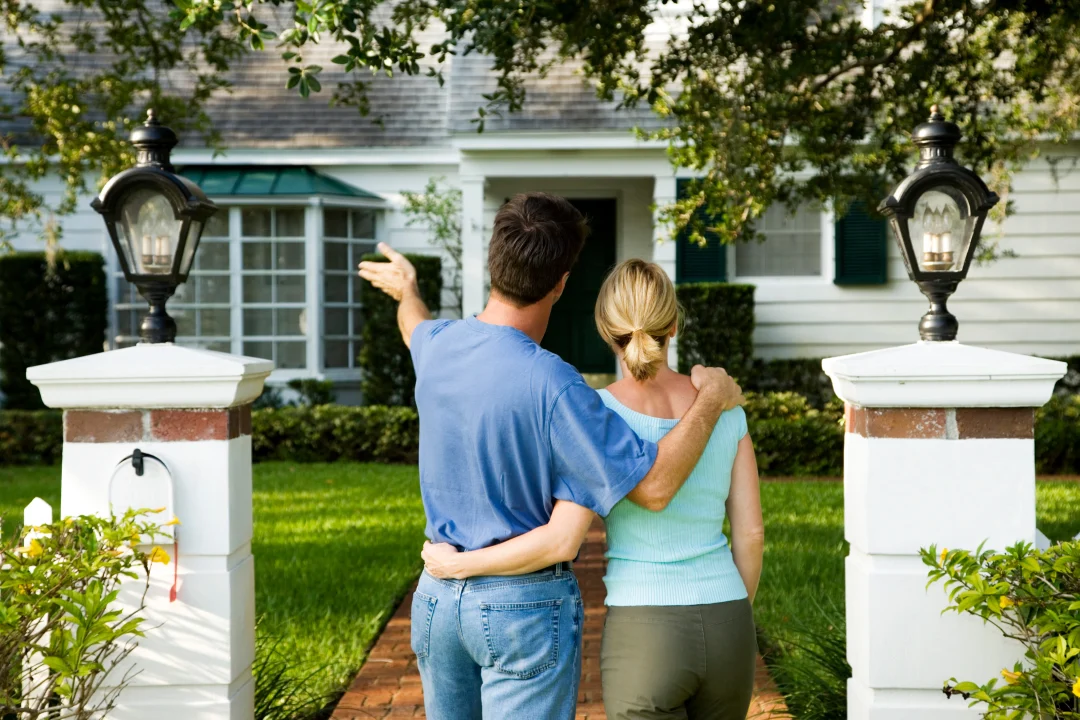 Homebuyers Notice About Exterior Lighting Before They Ever Walk