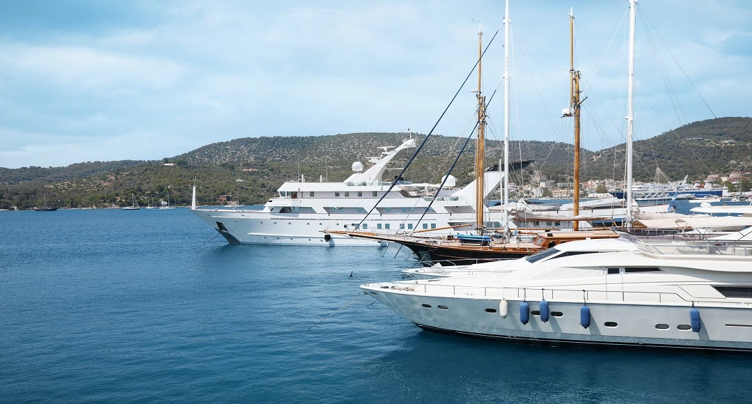 Best Yacht Charter Companies for Island Hopping in the Greek Cyclades: Mykonos, Santorini and Beyond