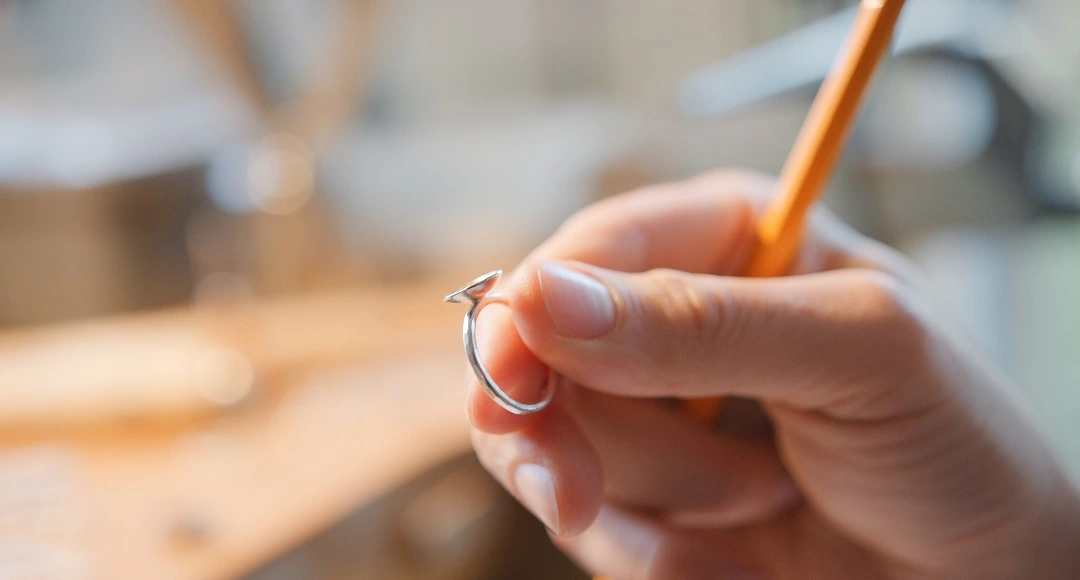 How Setting, Shape, and Band Choice Can Make a Ring Look Bigger