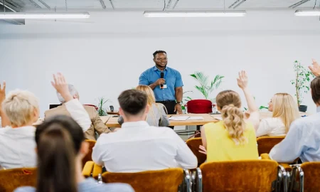 How Can the Right Management Course Support Leadership Skills and Career Growth?