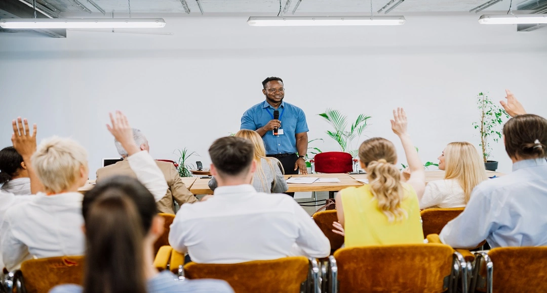 How Can the Right Management Course Support Leadership Skills and Career Growth?